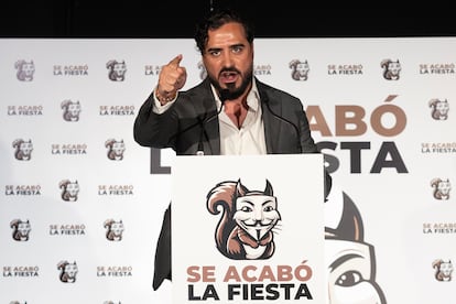 Alvise Pérez, candidato de Se Acabó la Fiesta, celebrando la obtención de tres eurodiputados el pasado domingo en la discoteca 'Cats'.