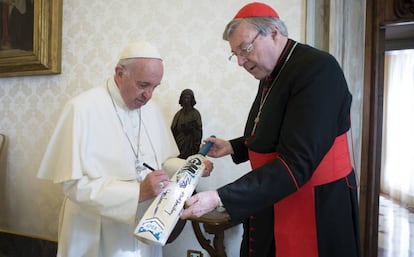 El papa Francisco, con el cardenal George Pell.