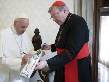 El papa Francisco, con el cardenal George Pell