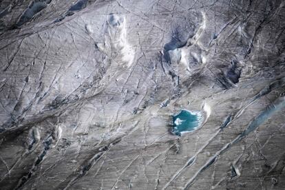 La superficie del glaciar Aletsch sobre Bettmeralp, en los Alpes suizos. El glaciar más grande de los Alpes, podría desaparecer por completo a fines de este siglo si no se hace nada para frenar el cambio climático.