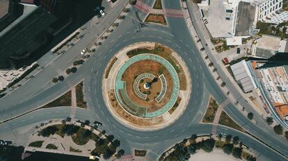Las rotondas se convirtieron durante muchos años en un lugar en el que colocaer grandes esculturas de artistas en España. En la imagen, vista aérea de una rotonda en Tirana (Albania) el pasado abril. 