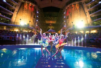 Actuación en el Aquatheater, el teatro acuático al aire libre del <i>Allure of the Seas. </i>