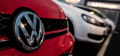 Autom&oacute;vil del Grupo Volkswagen en un concesionario de Inglaterra. 