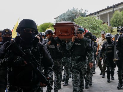 Elementos de la polícia escoltan los restos del candidato Fernando Villavicencio al cementerio, en Quito, Ecuador, en 2023.