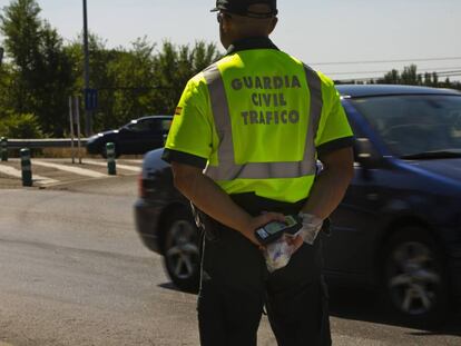 Un guardia civil, durante un control de alcoholemia en la carretera de Algete.