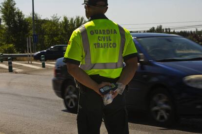 Un guardia civil, durante un control de alcoholemia en la carretera de Algete.