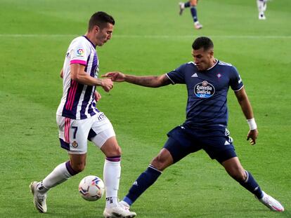 El delantero del Valladolid Sergi Guardiola y el defensa colombiano del Celta Murillo, este domingo en el José Zorrilla.