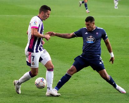 El delantero del Valladolid Sergi Guardiola y el defensa colombiano del Celta Murillo, este domingo en el José Zorrilla.