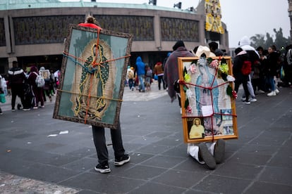 Dos peregrinos cargan a sus espaldas imágenes de la Virgen de Guadalupe. 