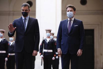 Pedro Sanchez junto a Giuseppe Conte, primer ministro italiano.