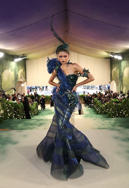 Si hablamos de celebridad y moda en 2024, entonces tenemos que hablar (mínimo) dos veces de Zendaya. La segunda corresponde a la noche de la Met Gala 2024, con dos “looks” homenaje a John Galliano. Puede que el mundo de la moda no esté todavía preparado para perdonar al diseñador (expulsado de Dior y de la moda en 2011 tras un escándalo antisemita), pero las celebridades más esperadas vistieron de él. Zendaya llevó primero un vestido personalizado de Maison Margiela con detalles iridiscentes, un tocado de Stephen Jones y zapatos Tabi de Christian Louboutin; y, después, sorprendió con un vestido de Givenchy de 1996, de la era de Galliano. El creador fue el gran protagonista de la noche y sus diseños fueron los más compartidos en redes, marcando su regreso al centro de atención.