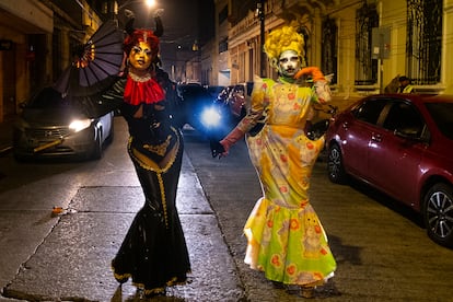 Las 'drag queens' Gloria Deus y PeppePig, tras el concurso Miss Shaiwa, que se realiza en Ciudad de Guatemala.