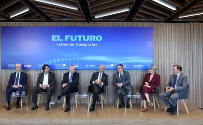 De izquierda a derecha, Pedro López (Ewals Cargo Care); Francisco Iglesias (Alsa); Alfonso Sánchez (EMT); Óscar Gómez Barbero (Renfe); Ramón Valdivia, (Astic); Hélène Valenzuela (Ouigo) y Cándido Pérez (KPMG).