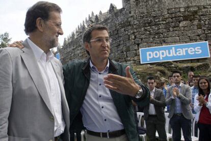 Rajoy es recibido por Alberto Núñez Feijóo al pie del castillo de Soutomaior (Pontevedra).