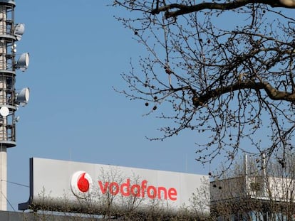 Vodafone da entrada a KKR y GIP en su negocio de torres y percibirá hasta 7.100 millones