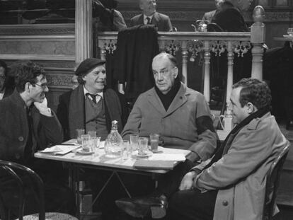 De izquierda a derecha, Mario Pardo, Francisco Rabal, Camilo José Cela y Francisco Algora, durante el rodaje de La colmena, de Mario Camus, estrenada en 1982 en Madrid.