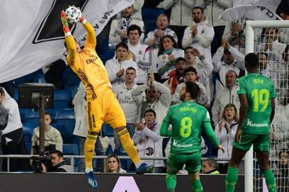 El portero del Real Madrid, Alphonse Areola, atrapa el balón. 