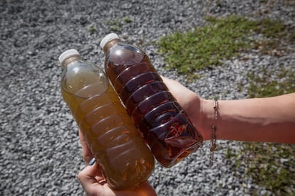 La botella de la izquierda muestra el agua tal como entra en la planta y la de la derecha como sale después de ser tratada.
