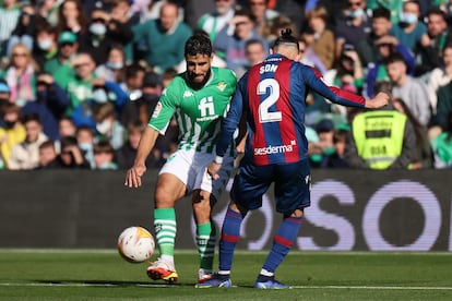 Fekir, en acción en el Betis-Levante.