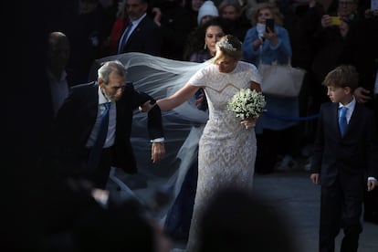 La iglesia de San Nicolás de Rangava, en Atenas, ha sido el escenario elegido para la inesperada boda de Nicolás de Grecia y Chrysi Vardinogianni. Los rumores del noviazgo comenzaron a mediados del pasado mes de enero, cuando se dejaron ver juntos en citas de carácter público y privado. La confirmación definitiva llegaría el 16 de enero, cuando la pareja decidió oficializar su relación en el homenaje al padre de Nicolás, Constantino II de Grecia. Y la sorpresa final llegaría apenas una semana después, cuando desde la casa real griega comunicaban oficialmente que el enlace iba a celebrarse este 7 de febrero. En la imagen, la novia a su llegada a la iglesia.