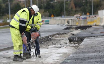 Dos operarios trabajan en Hernani en las obras de ampliación de la Autovía del Urumea. 