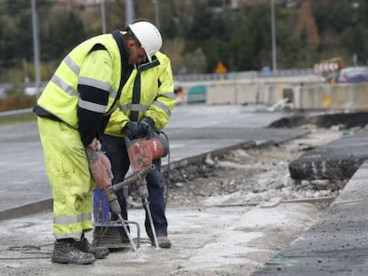 Dos operarios trabajan en Hernani en las obras de ampliación de la Autovía del Urumea. 