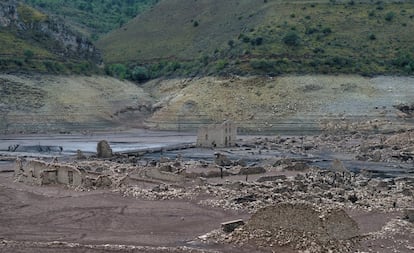 The ruins of the old town of Mansilla de la Sierra, normally submerged beneath the waters of the Mansilla reservoir, are revealed following a prolonged drought, in Rioja province, Spain, August 28, 2017. REUTERS/Vincent West