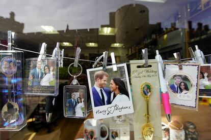 Recuerdos de la boda en una tienda frente al cCastillo de Windsor.