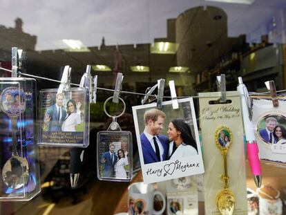 Recuerdos de la boda en una tienda frente al cCastillo de Windsor.