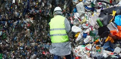 Trabajador en la planta de tratamiento de residuos de Nostián, en A Coruña, que desvía basura a Sogama.