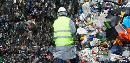 Trabajador en la planta de tratamiento de residuos de Nosti&aacute;n, en A Coru&ntilde;a, que desv&iacute;a basura a Sogama.