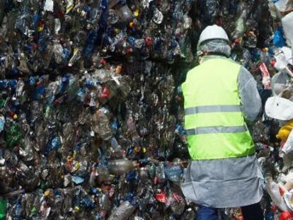 Trabajador en la planta de tratamiento de residuos de Nosti&aacute;n, en A Coru&ntilde;a, que desv&iacute;a basura a Sogama.