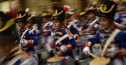 Tamborileros con sus uniformes marchan en la tradicional Tamborrada infantil.