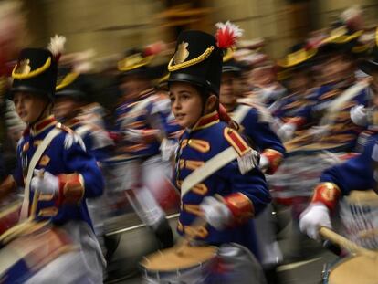 Tamborileros con sus uniformes marchan en la tradicional Tamborrada infantil.