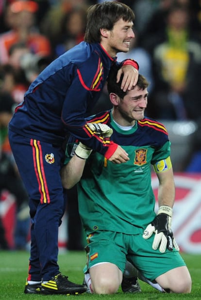 Iker Casillas, junto a David Silva en la victoria del Mundial.