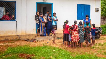 La consejera de salud mental Sugarna Kanagratnam (de pie, a la derecha) habla con los niños que participan en Shanthiham, una organización de salud mental y apoyo psicosocial (MHPSS) centrada en áreas de posconflicto en las partes norte y este de Sri Lanka. Cuando Sugarna Kanagratnam llegó a Tellipalai en su moto, los niños del pequeño pueblo la recibieron con abrazos. Confiaron en ella y disfrutaron del arte, el drama y la narración que ella trajo a sus vidas, actividades destinadas a ayudarlos a abrirse y abordar sus miedos y ansiedades. "Este es un lugar con una historia problemática, pero he sido feliz trabajando con niños aquí", asegura la consejera de salud mental. “Aprendí la utilidad de tener un grupo central en una aldea y entendí cómo ayudaba a la comunidad”.