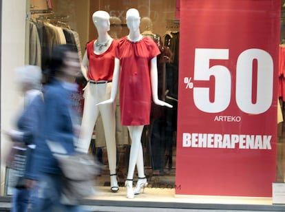 Bilbao. 01/07/2013.- Dos mujeres ante un comercio donde hoy los comercios vascos afrontan esperanzados, aunque también con cierta incertidumbre por la profunda crisis que vive el consumo, la campaña de rebajas de verano que ha dado comienzo hoy.