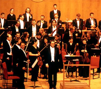 Víctor Pablo Pérez, en el centro, con batuta, y la Orquesta Sinfónica de Galicia, en un concierto en Santiago de Compostela.