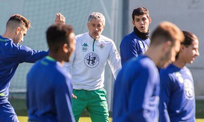 Setién dirige a sus jugadores en el último entrenamiento.