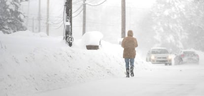 Un residente camina mientras nieva en Erie, Pensilvania (EE UU).