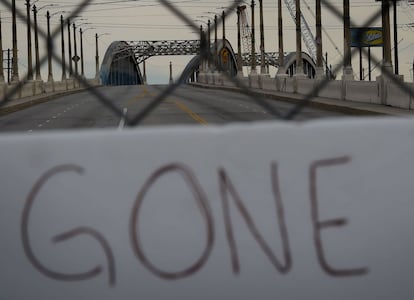 El puente de la calle 6 fue cerrado al tráfico el martes por la noche. Nadie volverá a cruzarlo. Será demolido en los próximos nueve meses.