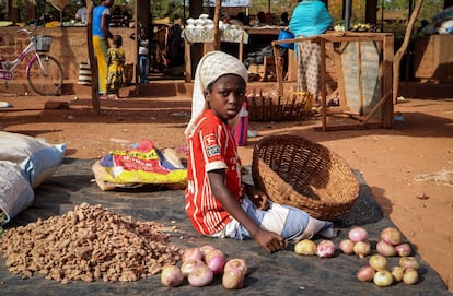 Una niña desplazada por la violencia yihadista en Tougan, Burkina Faso, este miércoles.