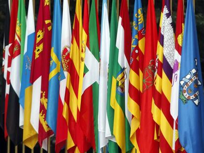 Las 19 banderas de las 17 comunidades autónomas mas la de Ceuta y la de Melilla, en la fachada del Senado. 