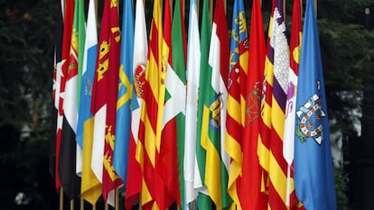 Las 19 banderas de las 17 comunidades autónomas mas la de Ceuta y la de Melilla, en la fachada del Senado. 