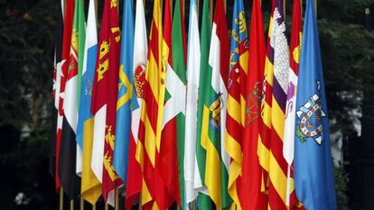 Las 19 banderas de las 17 comunidades autónomas mas la de Ceuta y la de Melilla, en la fachada del Senado.