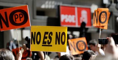 Ambiente a las puertas de la sede del PSOE de la calle Ferraz de Madrid durante el comité federal del partido.