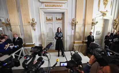 Sara Danius, ex secretaria permanente de la Academia Sueca, anuncia el Nobel de Literatura de 2017.