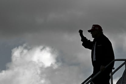 El presidente Donald Trump, este miércoles tras su llegada al Aeropuerto Internacional de Miami.