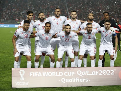 El equipo de Túnez posa antes de un partido.