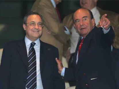 Florentino Pérez y Emilio Botín, en el palco del Bernabéu, en el partido entre el Real Madrid y el Racing de la temporada pasada.